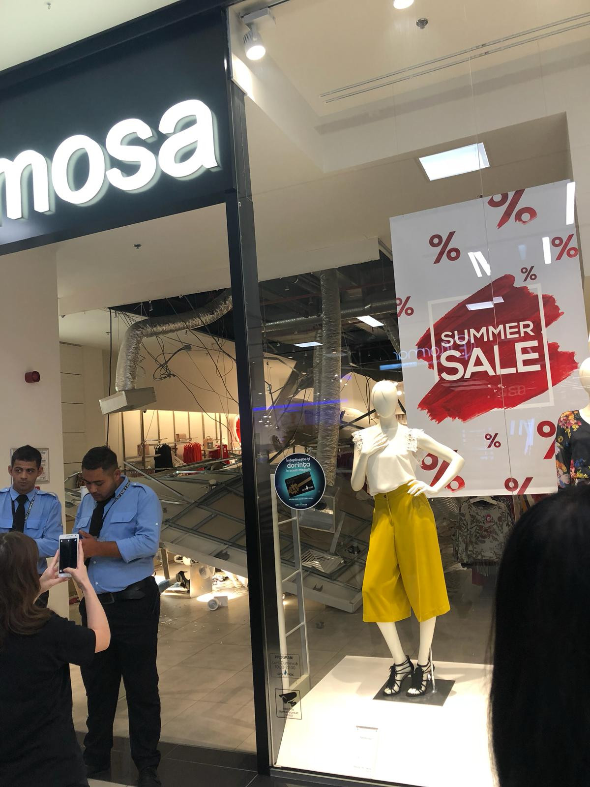 Tavan prăbuşit la un mall din Constanţa. O clientă a fost rănită. VIDEO