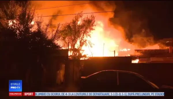 Casa unui bătrân din Arad, mistuită de flăcări. Vecinii spun că aduna gunoaie în curte