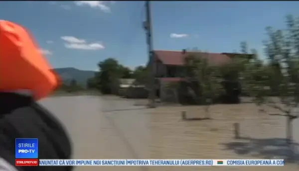 Oamenii din zonele afectate de inundații, duși de pompieri cu bărcile să-și vadă locuințele