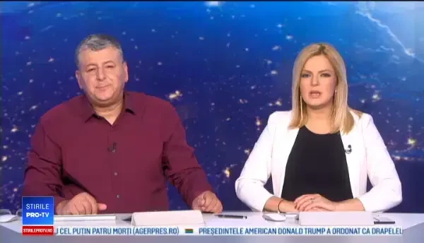 Momentul în care o femeie cade din mașină, într-o intersecție