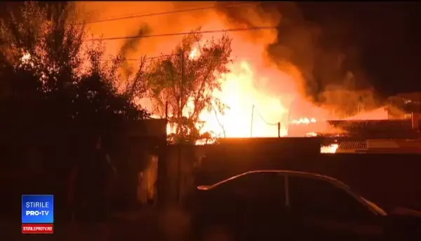 Casa unui bătrân din Arad, mistuită de flăcări. Cauzele producerii incendiului