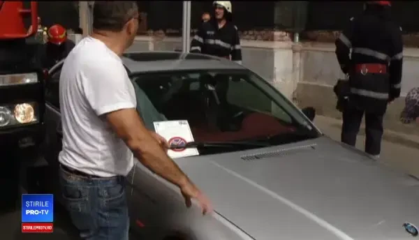 Mașină parcată ilegal, în Timișoara, mutată cu brațele de pompierii aflați în misiune