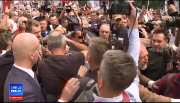 Lege pentru curățarea dinozaurilor din instanțele poloneze. Guvernul a scos lumea în stradă