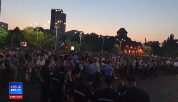 Confruntare între câțiva protestatari și jandarmi, la protestul din Piața Victoriei