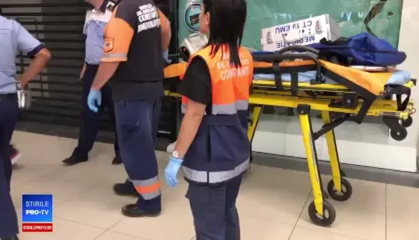 Tavan prăbuşit la un mall din Constanţa. O clientă a fost rănită. VIDEO