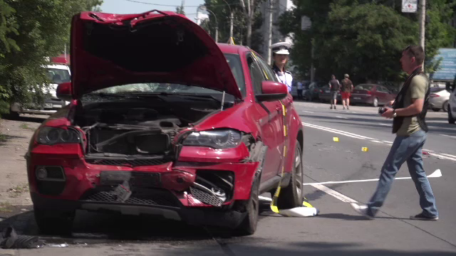 Doi răniți, în urma unui accident provocat de o șoferiță