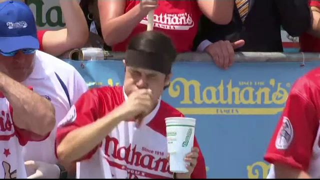 Câți hotdogi a reușit să mănânce un american, în zece minute, la un concurs