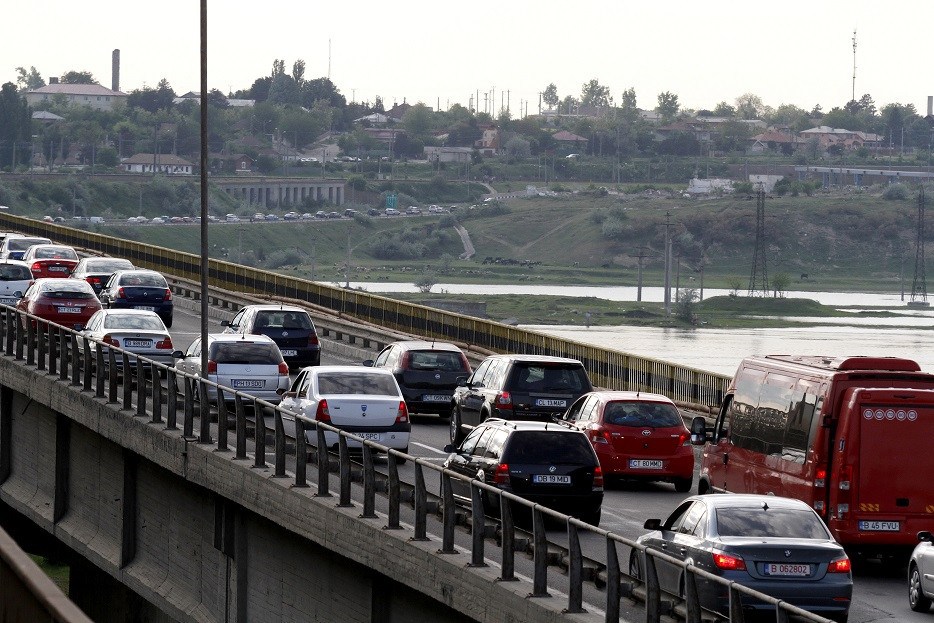 Taxa pentru podul de la Feteşti ar putea fi eliminată. "Autostrada e o ruşine"