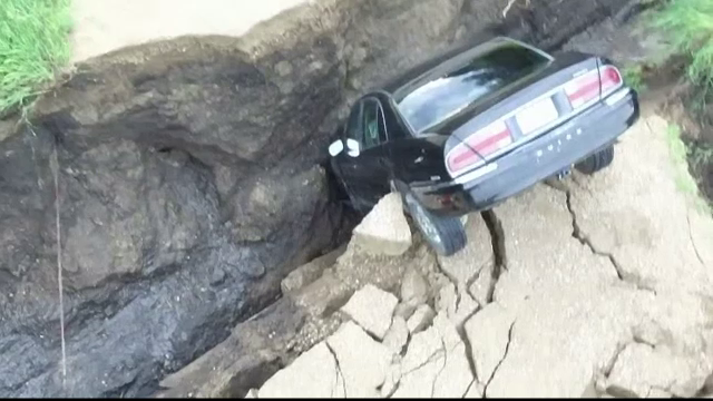 Un șofer de 16 ani, din SUA, a căzut cu mașina într-o groapă uriașă