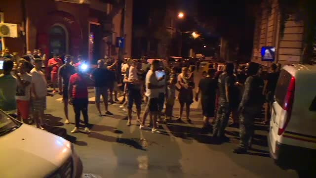 Femeie care se afla într-o ambulanță, agresată. Oamenii spun că ademenește copiii