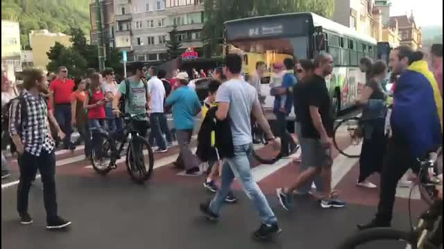 Prima zi de proteste după adoptarea Codului penal. În Brașov, oamenii au traversat fără oprire, blocând traficul