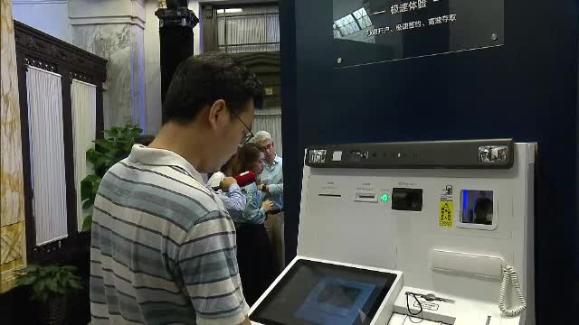 Bancomat care dă şi carduri, pe baza amprentei. Unde poate fi găsit