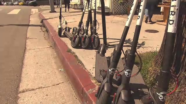 Un bucureştean a furat 20 de trotinete electrice de pe stradă. Jumătate le-a vândut, jumătate le-a vopsit şi le-a închiriat