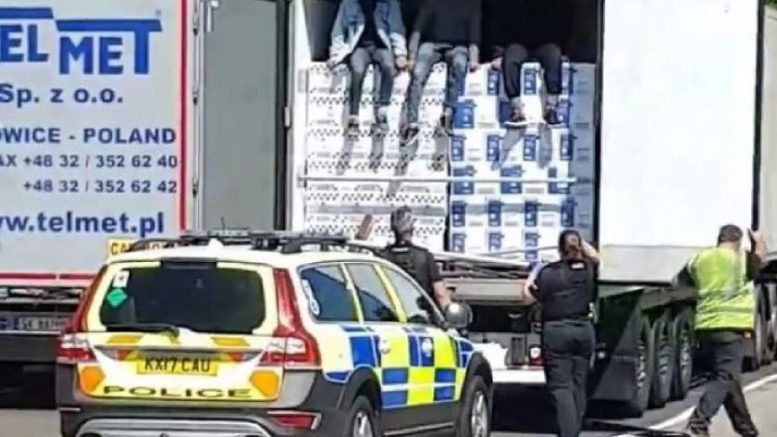 Șase albanezi aproape congelați, descoperiți în TIR-ul condus de un român, în Anglia