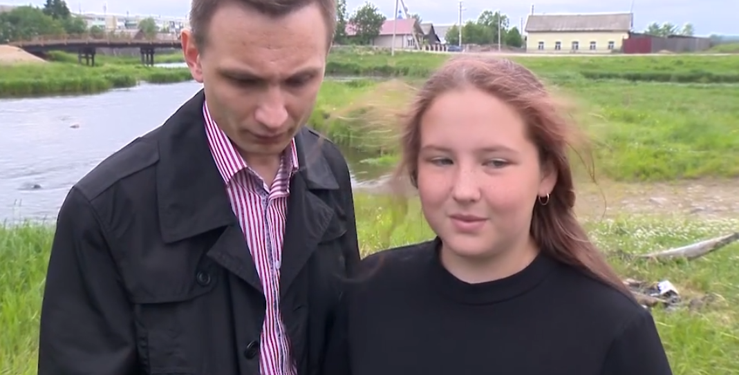 Un bărbat a salvat o fată din râu. Ce a descoperit despre ea când a ajuns la ţărm