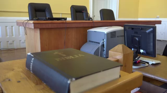 Grefieră din Iaşi, obligată să plătească daune morale uriașe unui fost deţinut