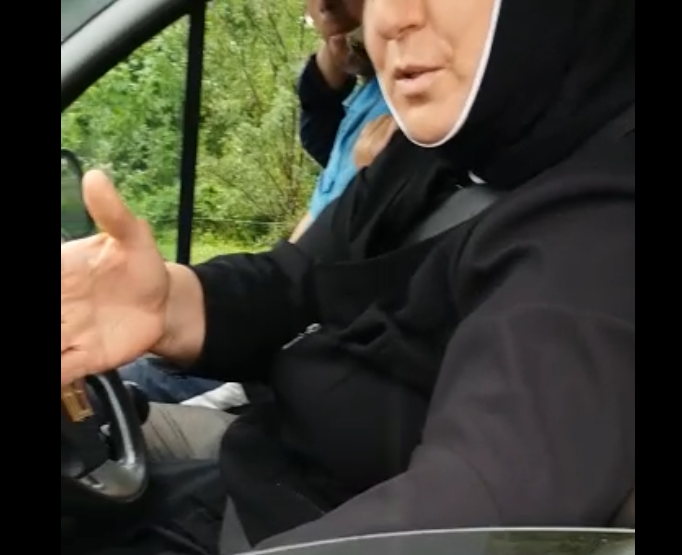 O măicuţă a fost surprinsă în timp ce arunca câini pe un câmp din Prahova: ”Am greșit”. VIDEO