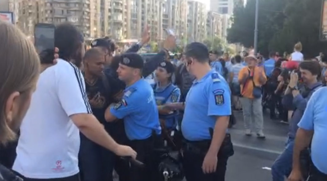 Protest în Piața Victoriei. Manifestanții au intonat Imnul național. VIDEO