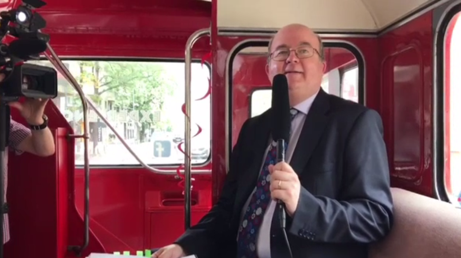 Ambasadorul Marii Britanii şi-a luat rămas-bun printr-o călătorie cu un double-decker