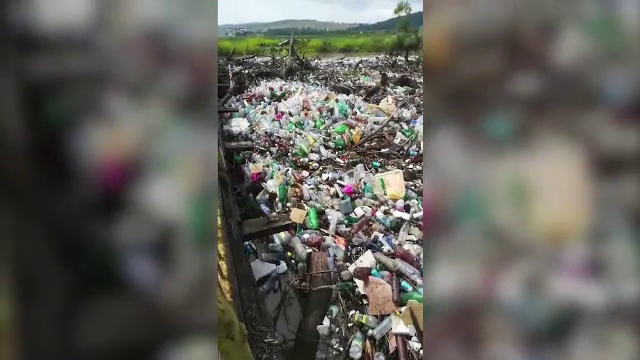 Peisaj de plâns după inundații, cu tone de gunoaie. "E numai infecţie şi boală”