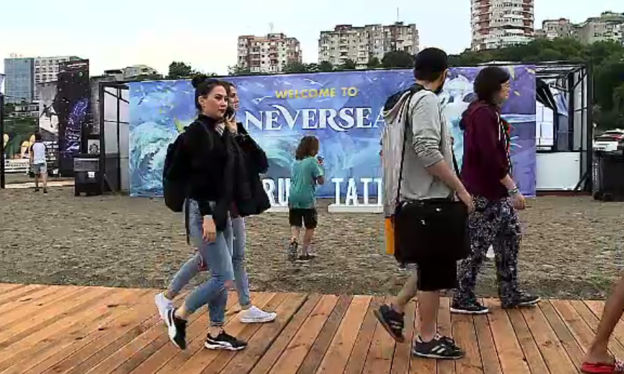 Ploaie în prima zi a festivalului Neversea. Cum și-au umplut tinerii timpul