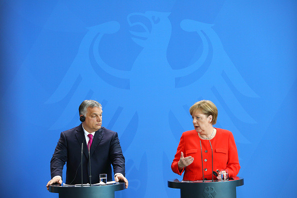 Schimb dur de replici între Merkel şi Orban, la Berlin, în prima lor întâlnire după trei ani