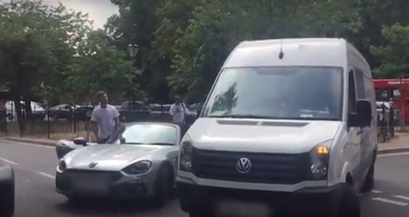 Şofer de microbuz, atacat în Marea Britanie. "Eşti un român împuţit"