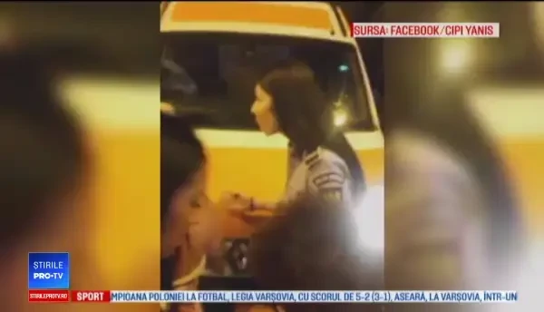 Femeie care se afla într-o ambulanță, agresată. Oamenii spun că ademenște copiii