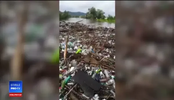 Peisaj de plâns după inundații, cu tone de gunoaie. E numai infecţie şi boală