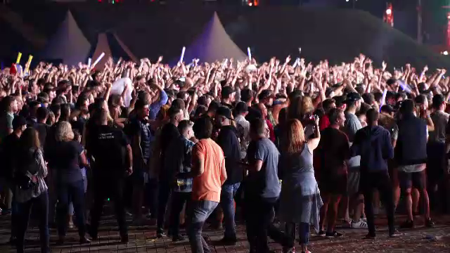 Mii de tineri au dansat până în zori, la festivalul Neversea