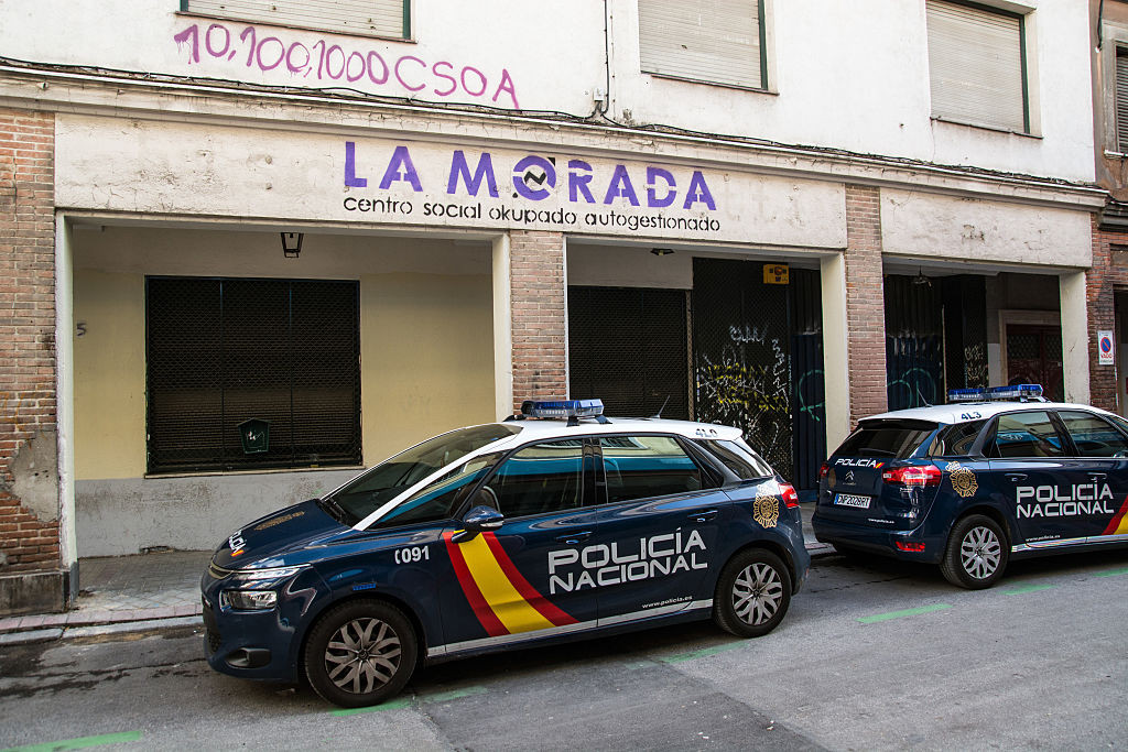 Cine este rapper-ul fugar condamnat la trei ani de închisoare pentru că a insultat Casa Regală