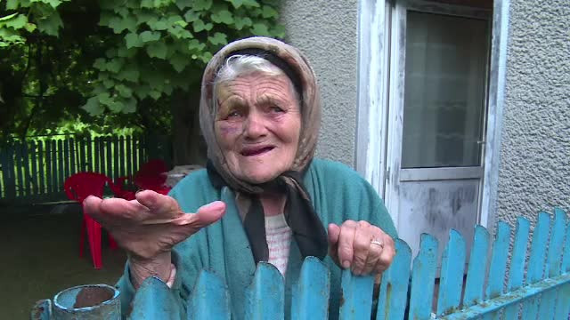 Bătrâni tâlhăriţi şi bătuţi de bărbaţi mascaţi. Suma uriaşă pe care o ţineau în casă