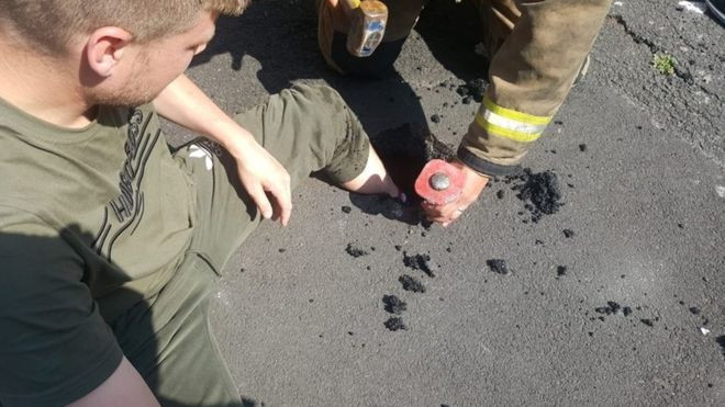 Operațiune de salvare pentru un tânăr rămas blocat cu piciorul în asfaltul topit