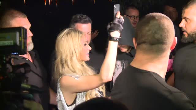 Paris Hilton s-a distrat alături de români, în club. Prețul plătit de petrecăreți la intrare