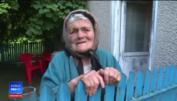 Bătrâni tâlhăriţi şi bătuţi de bărbaţi mascaţi. Suma uriaşă pe care o ţineau în casă