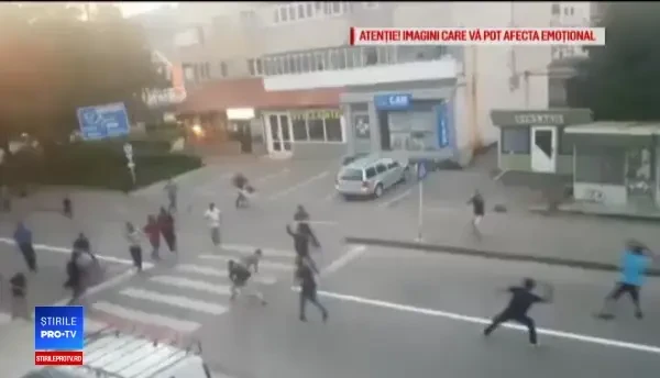 Reacția Poliției Române după bătaia dintre romi, în Târgu Neamț. Filmul evenimentelor
