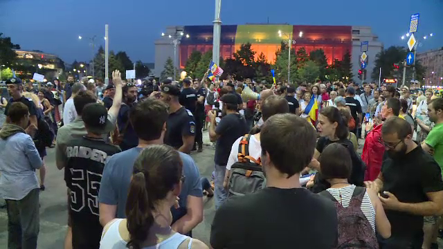 Noi proteste în Capitală și în țară. Câţiva manifestanţi au purtat pe brațe un sicriu