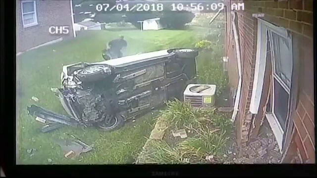 Imagini spectaculoase cu o mașină care intră în zidul unei case. Ce viteză avea șoferul