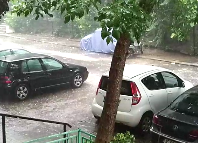 Copaci căzuți pe mașini și locuințe inundate în București. Ploile vor continua în următoarele zile