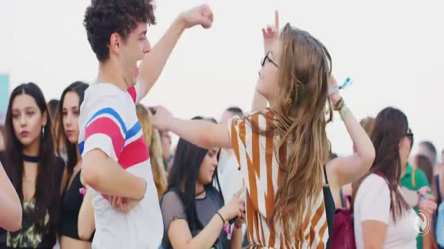 Peste 50.000 de oameni petrec la Neversea. Răsăritul a prins mulți petrecăreți pe plajă