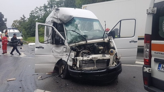 Nouă persoane şi patru autovehicule, implicate într-un accident rutier în judeţul Mehedinţi