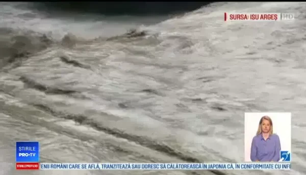 Pagubele produse de inundații în țară. În Vaslui, s-a rupt o bucată dintr-un drum județean