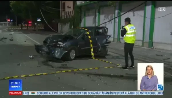 Maşini făcute praf după ce şoferul unui bolid a intrat în ele. Nu poţi să fii decât beat sau drogat
