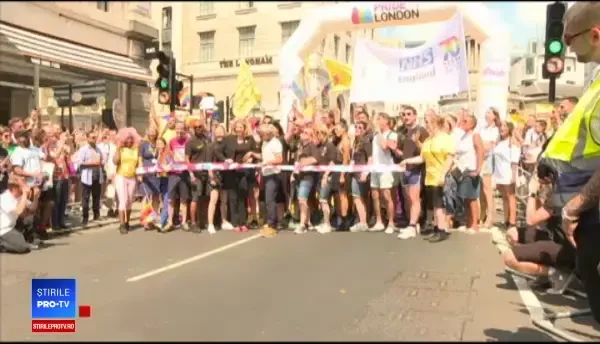 Sute de mii de oameni la parada gay organizată în Londra. Primarul orașului a dat startul marșului