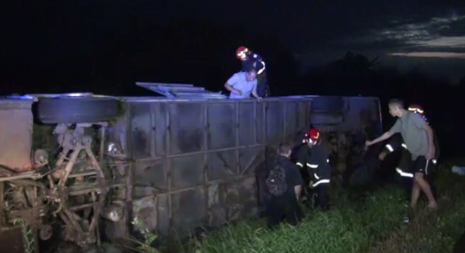 Un autocar care transporta 43 copii, răsturnat în Suceava. Numărul victimelor transportate la spital