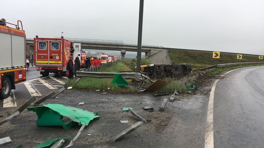 Autobuz plin cu pasageri răsturnat la Sibiu. 32 de oameni duși la spital. VIDEO