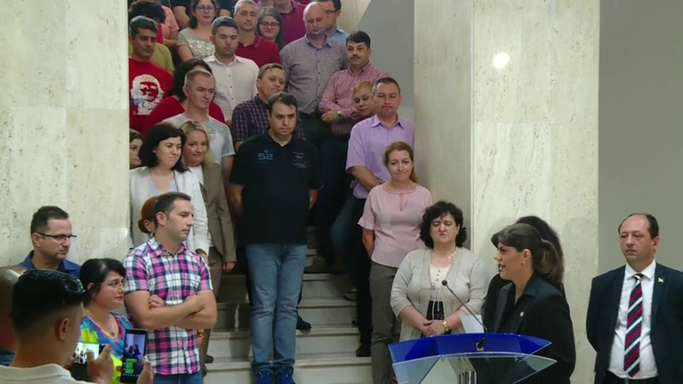 Momentul în care Laura Codruța Kovesi este aplaudată de colegii din DNA: ”Nu abandonați!”