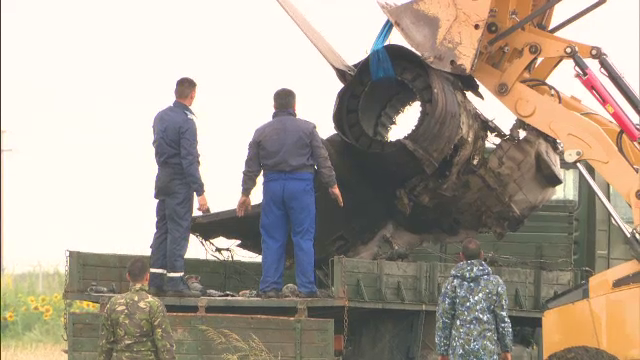 Variantele de anchetă în cazul MIG-ului prăbușit la Fetești. Epava, ridicată bucată cu bucată