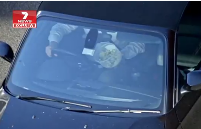 Sute de șoferi, surprinși cu telefonul la volan sau drogându-se la 100 de km/h. VIDEO