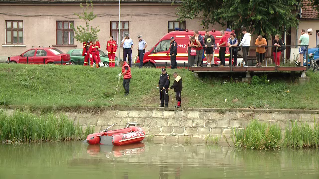 Cadavrul unui bărbat, descoperit plutind pe Bega. Poliţiştii au deschis o anchetă